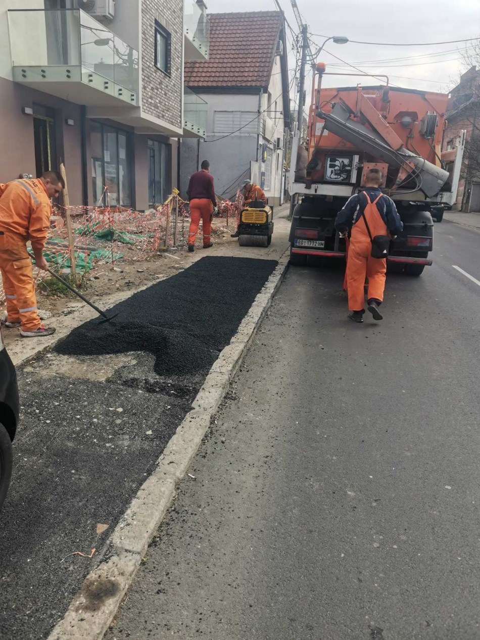 У  Кумодрашкој улици у току асфалтирање тротоара 