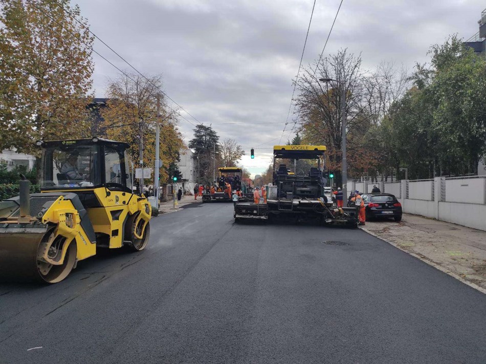 Замена асфалтних слојева у Улици незнаног јунака при крају